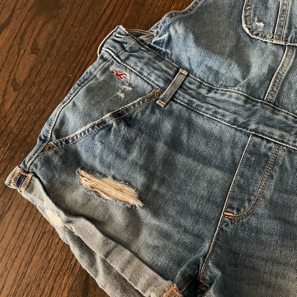 Good condition Hollister Overall Shorts Denim Destroyed Size Small Women’s - Picture 2 of 10